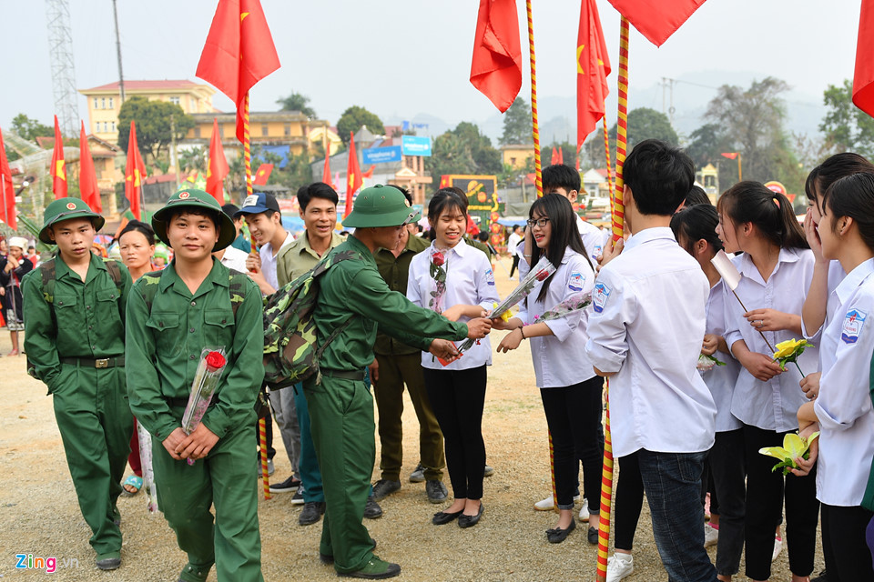 Nhiều thanh niên do nhà xa không có người thân, các anh tặng hoa lại cho những nữ sinh tham gia buổi lễ.