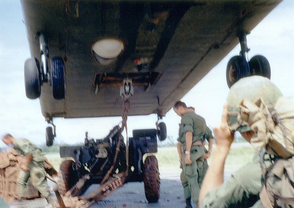 Pháo hạng nhẹ cũng được cẩu lên trận địa bằng các trực thăng CH-47. Nguồn ảnh: Flickr.
