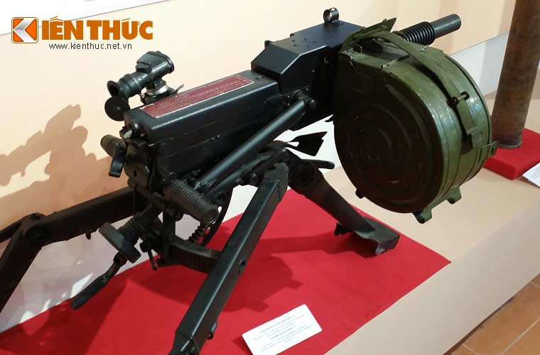 Đạn của AGS-17 - thực chất là lựu đạn được đặt trong các thùng chứa với số lượng tối đa 29 quả mỗi dây. Điểm đặc biệt đó là nòng súng của khẩu AGS-17 có thể được tháo rời để thay nòng, đề phòng trường hợp bắn quá lâu dẫn đến việc nòng bị nóng. Nguồn ảnh: Spectz.