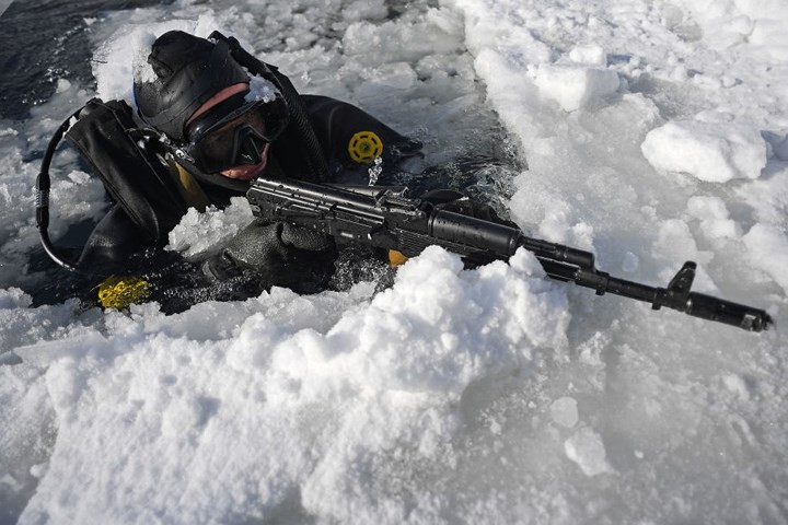 Nhóm lặn bằng bình dưỡng khí nhô lên từ một hồ băng để tiêu diệt mục tiêu bằng các loại vũ khí đặc biệt.