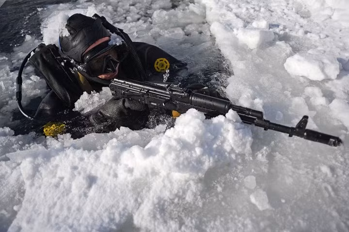 Nhóm lặn bằng bình dưỡng khí nhô lên từ một hồ băng để tiêu diệt mục tiêu bằng các loại vũ khí đặc biệt.