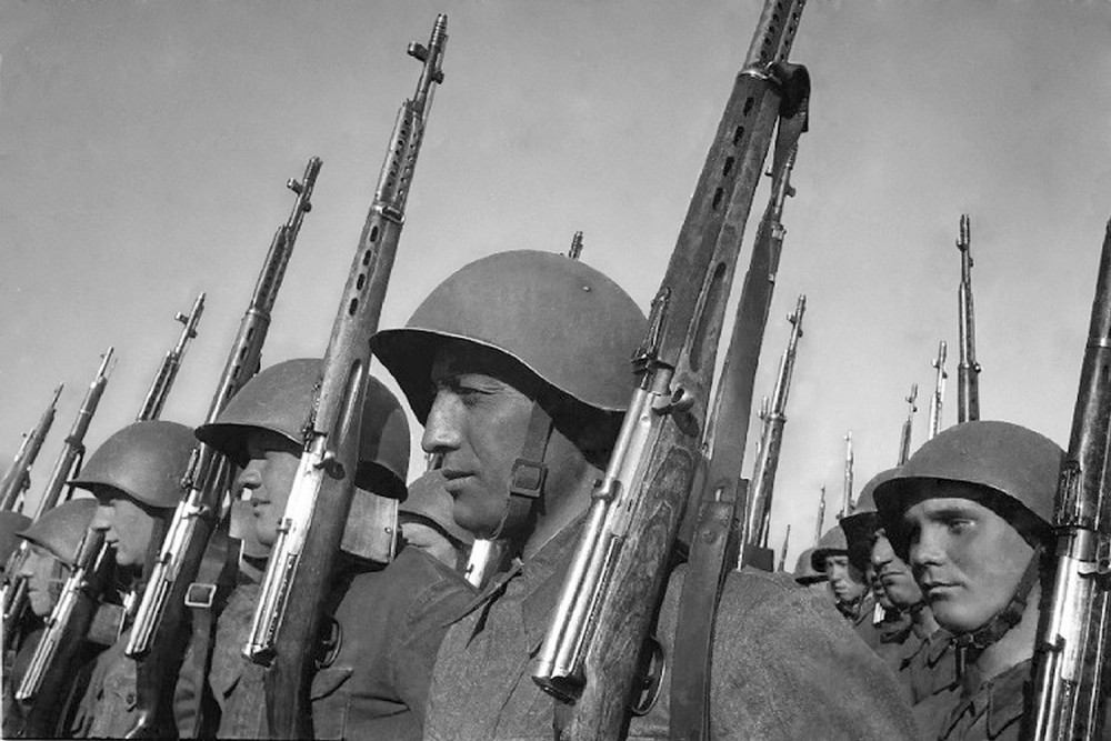 Sử dụng trích khí ngang, khẩu súng trường bán tự động này có thể đạt tốc độ bắn tối đa lên tới 180 viên mỗi phút, nghĩa là nhanh gấp 6 lần so với loại súng trường Mosin-Nagant phổ biến của toàn bộ quân đội Liên Xô lúc trước đó. Nguồn ảnh: Veteran.