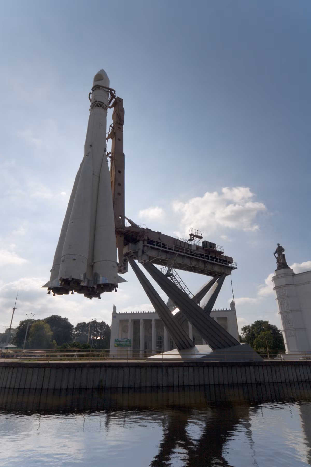 Nổi tiếng nhất thế giới có thể phải nhắc đến vệ tinh nhân tạo đầu tiên của con người mang tên Sputnik 1 được phóng lên quỹ đạo vào ngày 4/10/1957 bởi chính tên lửa đẩy R-7. Nguồn ảnh: Pinterest.