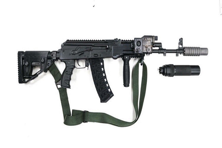 Trọn bộ một khẩu AK-74M phiên bản nâng cấp đang được quân đội Nga sử dụng, ta có thể thấy nó còn đi kèm một ống giảm thanh. Mặc dù Quân đội Nga hiện tại cũng đã tính đến chuyện thay súng trường tấn công mới nhưng vai trò của AK-74 hay các biến thể của nó trong Quân đội Nga không dễ gì một sớm, một chiều có thể thay thế loại bỏ được. Nguồn ảnh: Original CZ Forum