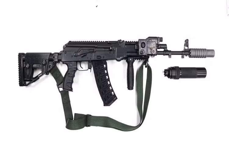 Trọn bộ một khẩu AK-74M phiên bản nâng cấp đang được quân đội Nga sử dụng, ta có thể thấy nó còn đi kèm một ống giảm thanh. Mặc dù Quân đội Nga hiện tại cũng đã tính đến chuyện thay súng trường tấn công mới nhưng vai trò của AK-74 hay các biến thể của nó trong Quân đội Nga không dễ gì một sớm, một chiều có thể thay thế loại bỏ được. Nguồn ảnh: Original CZ Forum