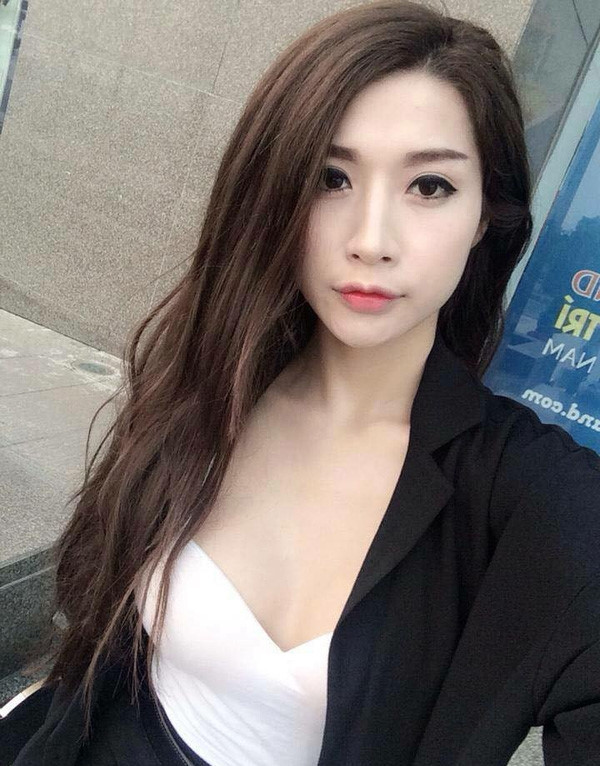 Là hot girl đời đầu nổi tiếng tại Hà Nội, Vân Navy từng nhận được nhiều sự yêu mến và quan tâm bởi vẻ ngoài xinh đẹp, đặc biệt là gương mặt bụ bẫm, đáng yêu. Nhưng càng ngày, gương mặt cô càng thay đổi, làm dấy lên nghi án phẫu thuật thẩm mỹ.