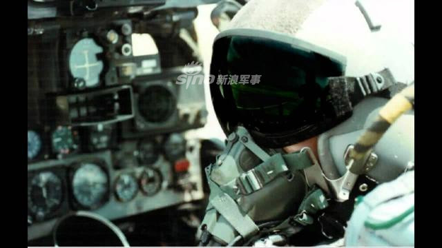 Nghe như đùa nhưng điều này lại có vai trò cực kỳ quan trọng trong những chuyến bay tác chiến kéo dài hàng chục giờ đồng hồ của các phi công chiến đấu, khi mà các chiến đấu cơ hiện đại ngày càng được thiết kế để bay được xa hơn, lâu hơn trên không. Thậm chí các hệ thống tiếp liệu trên không còn giúp phi cơ hoạt động liên tục được hàng chục tiếng liên tục. Vấn đề là, ai "nhịn" nổi hàng chục tiếng? Nguồn ảnh: Sina.