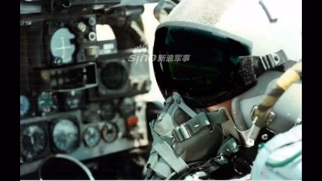 Nghe như đùa nhưng điều này lại có vai trò cực kỳ quan trọng trong những chuyến bay tác chiến kéo dài hàng chục giờ đồng hồ của các phi công chiến đấu, khi mà các chiến đấu cơ hiện đại ngày càng được thiết kế để bay được xa hơn, lâu hơn trên không. Thậm chí các hệ thống tiếp liệu trên không còn giúp phi cơ hoạt động liên tục được hàng chục tiếng liên tục. Vấn đề là, ai "nhịn" nổi hàng chục tiếng? Nguồn ảnh: Sina.