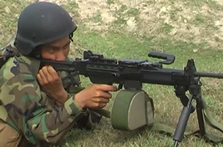 Những hình ảnh, thông tin đầu tiên về việc IMI Negev xuất hiện trong biên chế của Quân đội Nhân dân Việt Nam được hé lộ vào khoảng năm 2016. Tuy nhiên, nhiều khả năng Hải quân Đánh bộ Việt Nam đã được trang bị khẩu súng này từ trước đó. Nguồn ảnh: Wiki.Tuoitre.