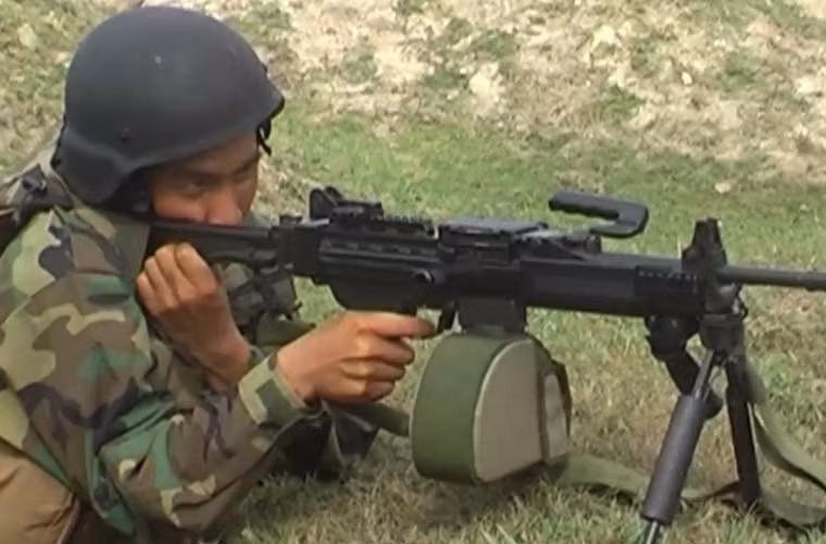 Những hình ảnh, thông tin đầu tiên về việc IMI Negev xuất hiện trong biên chế của Quân đội Nhân dân Việt Nam được hé lộ vào khoảng năm 2016. Tuy nhiên, nhiều khả năng Hải quân Đánh bộ Việt Nam đã được trang bị khẩu súng này từ trước đó. Nguồn ảnh: Wiki.Tuoitre.