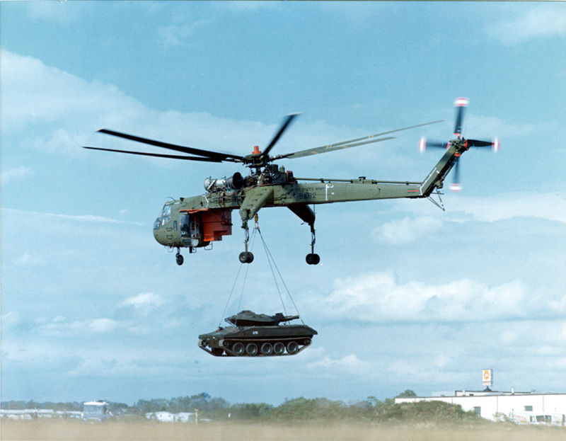 Thực tế, loại trực thăng CH-54 này đã ra đời đúng lúc học thuyết chiến tranh đường không (Airborne Warfare) của Mỹ đã được hoàn thành nhưng quân đội Mỹ vấn "thiếu thiếu" một cái gì đó vừa khỏe, vừa nhanh, nhưng lại có thể cơ động tốt hơn và tiếp ứng trực tiếp cho bộ binh như một loại trực thăng hạng nặng. Nguồn ảnh: Wiki.