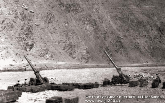 Nòng pháo dài tổng cộng 534cm tạo ra độ giật cực lớn cho mỗi phát bắn. Chính vì vậy mà phần đế của khẩu cối này được làm cực kỳ chắc chắn và có trọng lượng lên tới gần một tấn. Nguồn ảnh: Otvaga.