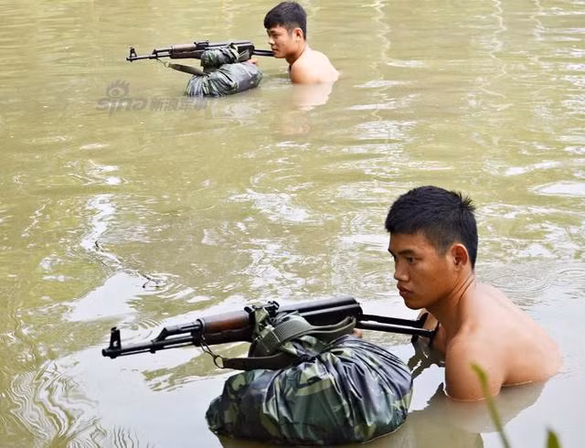 Với đặc tính không thấm nước, người lính chỉ cần buộc thật chặt tất cả đồ đạc của mình ở bên trong chiếc tăng, chiếc tăng lúc này không những giữ đồ dùng của chiến sĩ khỏi bị ướt mà còn đóng vai trò như một chiếc phao. Nguồn ảnh: Sina.