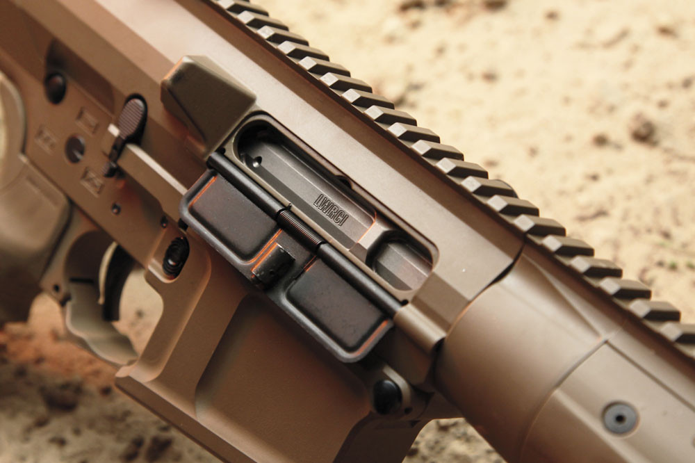 Cận cảnh chi tiết bên trong súng được sơn loại sơn đặc biệt có tác dụng như chất bôi trơn nhưng bám dính vào các chi tiết súng, hoàn toàn không bị khô hoặc bị bay hơi mà sẽ chỉ bị mòn đi cùng với linh kiện qua thời gian hoạt động của súng. Nguồn ảnh: LWRCI.