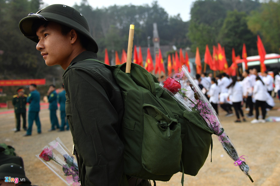 Điều đặc biệt nhất của Na Hang năm nay đó là trong tổng số 70 thanh niên nhập ngũ thì 100% trong số đó đều tình nguyện viết đơn xin nhập ngũ. Hành trang trên vai của các anh chỉ có chiếc balo và những cánh hoa hồng của người thân.