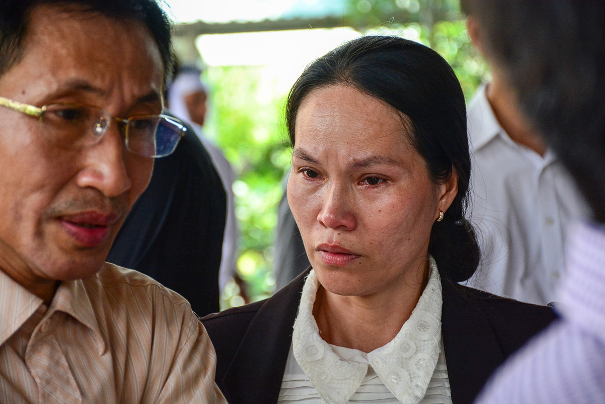 Sự ra đi của cố Thủ tướng Phan Văn Khải để lại sự đau buồn tiếc thương vô hạn đối với nhân dân huyện Củ Chi, người dân TP HCM và cả nước. Nhiều người đã rơi nước mắt khi đến nhà cố Thủ tướng sáng nay. Ảnh: Văn Dũng