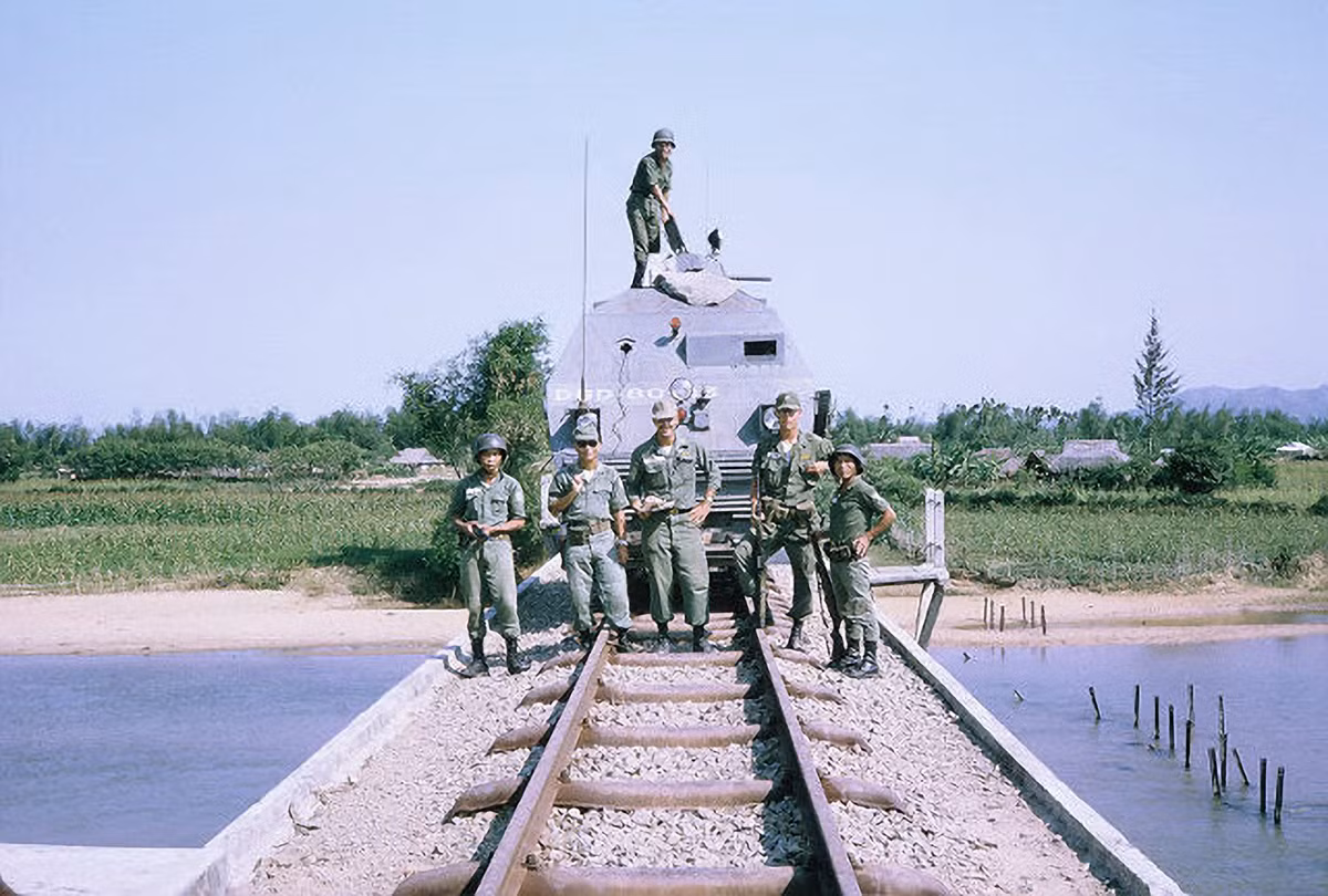 Các cố vấn Mỹ và binh lính Sài Gòn có trách nhiệm vận hành đầu tàu hỏa bọc thép. Nguồn ảnh: Flickr.