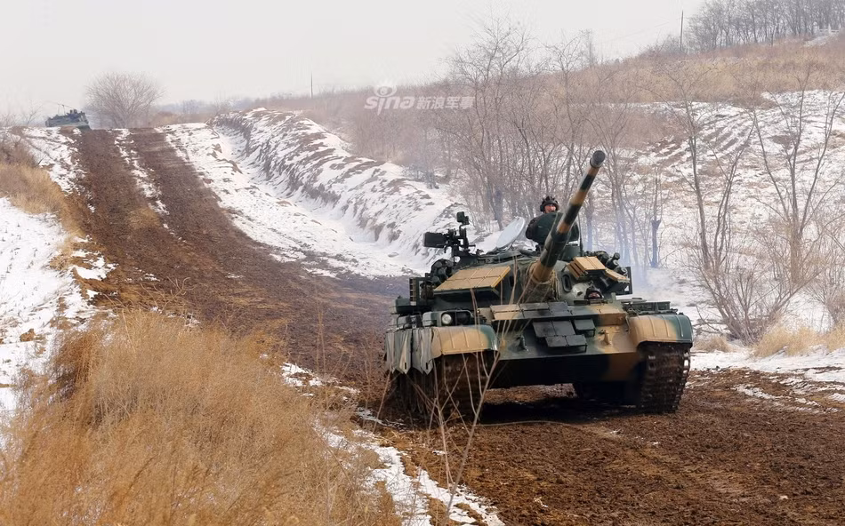 Các xe tăng chiến đấu chủ lực Type 59 của Trung Quốc hiện nay hầu hết đều đã được nâng cấp lên phiên bản Type 59D. Điều này đồng nghĩa với việc các xe tăng Type 59 của Trung Quốc hoàn toàn có đủ khả năng để đối đầu với xe tăng hiện đại ngày nay dù nó mang trên mình lớp vỏ cũ kỹ của nửa thế kỷ trước. Nguồn ảnh: Sina.