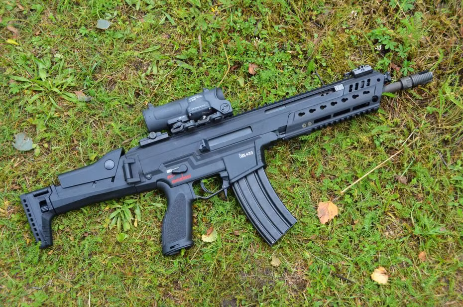 Khẩu súng này có thiết kế nhỏ gọn, sử dụng các mô-đun và hệ thống hoạt động kết hợp giữa hai người tiền nhiệm G36 và HK416 cũng do Heckler &amp; Koch sản xuất trước đây. Nhà sản xuất khẳng định, việc sử dụng lại cơ cấu hoạt động kiểu cũ sẽ đảm bảo HK433 có độ ổn định cao nhất. Nguồn ảnh: Guntest.