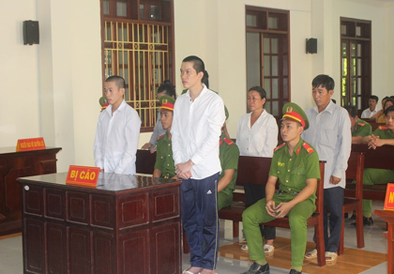 Bị cáo Phan Đình Bảo (trái) và Nguyễn Hữu Chí (phải) tại tòa.