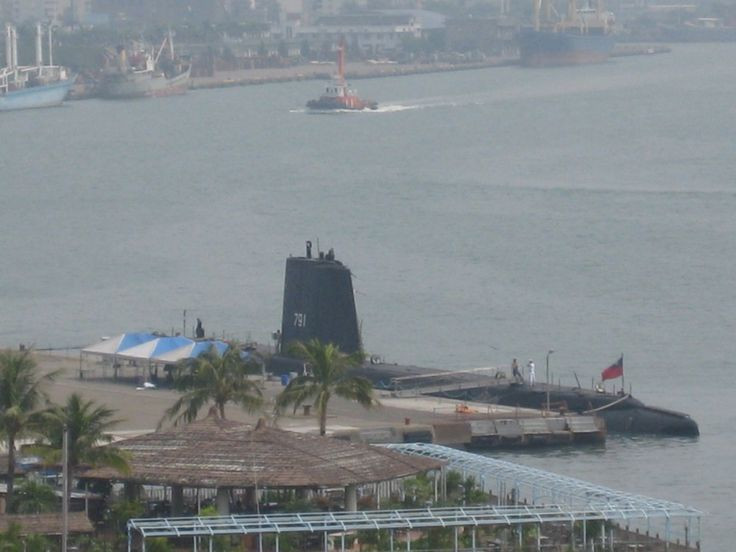 Tổng cộng đã có 29 chiếc Tench được Mỹ đóng mới và hoàn thiện trong khoảng thời gian từ năm 1944 tới 1951. Tuy nhiên, Hải quân Mỹ chỉ dùng một số lượng rất ít loại tàu ngầm này trong huấn luyện, số còn lại được bán cho các nước Thổ Nhĩ Kỳ, Pakistan, Brazil, Bolivia,...và Đài Loan. Nguồn ảnh: Pinterest.