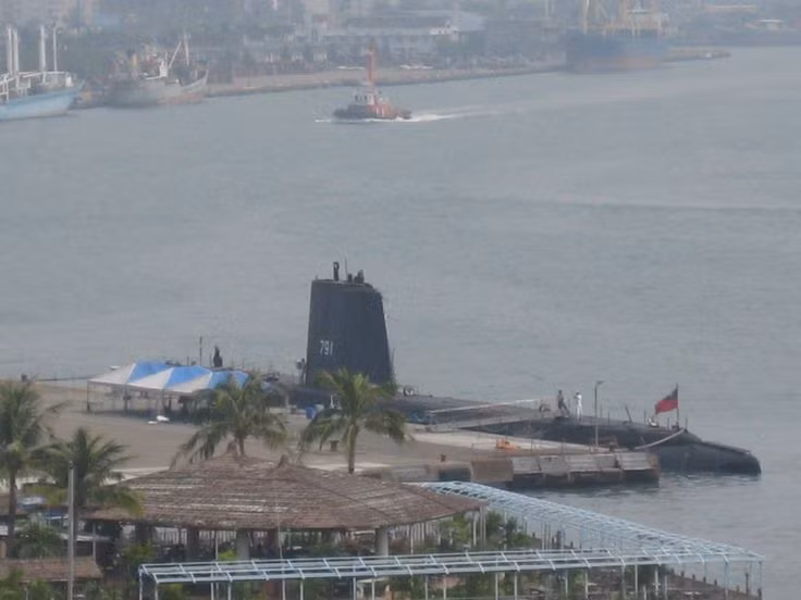 Tổng cộng đã có 29 chiếc Tench được Mỹ đóng mới và hoàn thiện trong khoảng thời gian từ năm 1944 tới 1951. Tuy nhiên, Hải quân Mỹ chỉ dùng một số lượng rất ít loại tàu ngầm này trong huấn luyện, số còn lại được bán cho các nước Thổ Nhĩ Kỳ, Pakistan, Brazil, Bolivia,...và Đài Loan. Nguồn ảnh: Pinterest.