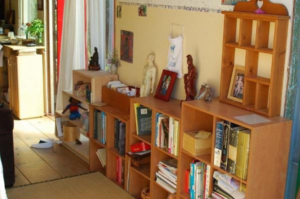 Mặc dù nhà có nhiều trẻ nhỏ nhưng đồ đạc lúc nào cũng được xếp ngăn nắp lên các tủ, kệ.