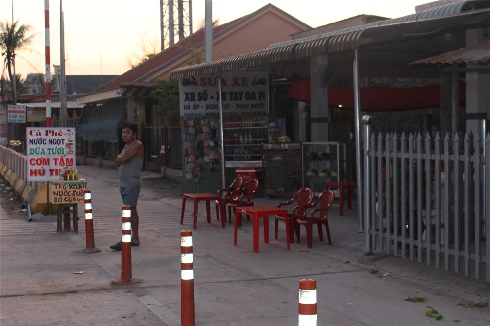 Các quán nước ra đời “đón đầu” BOT Cai Lậy chịu cảnh vắng vẻ.