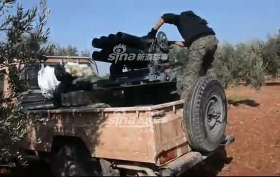 Loại pháo phản lực này có gia tốc đầu nòng đạt 385 mét/giây. Để tăng tính cơ động cho các tổ hợp phóng loạt nhiều ống phóng, các tổ hợp này được gắn lên thùng xe bán tải. Nguồn ảnh: Sina.