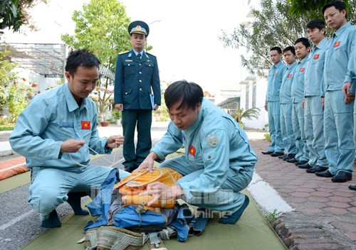 Sau khi chiếc dù được gấp gọn gàng là công đoạn vào dù.