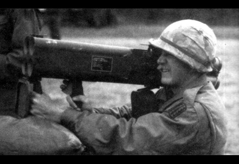 Thiết kế kính ngắm ở phía bên trái của hỏa tiễn này cũng đòi hỏi người lính bắt buộc phải kê nó lên vai phải để có thể lấy được đường ngắm. M202 cũng có thể bắn được từ mọi tư thế bắn, với các mục tiêu thông thường thường là boong-ke, cửa sổ nhà, vị trí hỏa lực mạnh hoặc đội hình đối phương - hoàn toàn không có lưu ý về việc bắn xe tăng trong hướng dẫn sử dụng của M202. Nguồn ảnh: History.