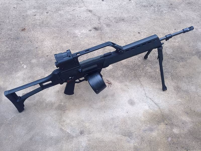 MG35 có tầm bắn hiệu quả khoảng từ 600 tới 800 mét kèm kính ngắm. Đây là loại kính ngắm không điều chỉnh được khoảng cách, xạ thủ sẽ dựa vào các vạch đo khoảng cách trên kính ngắm để tự điều chỉnh góc bắn hợp lý. Nguồn ảnh: Guns.