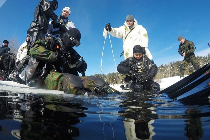 Lực lượng đặc nhiệm tinh nhuệ của Vệ binh Quốc gia Nga tập luyện lặn trong nước dưới lớp băng vào mùa đông lạnh giá, ở vùng Moscow.