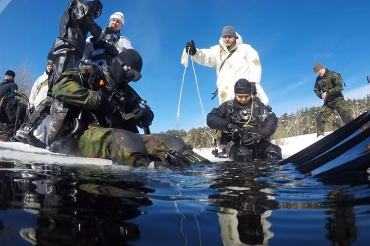 Lực lượng đặc nhiệm tinh nhuệ của Vệ binh Quốc gia Nga tập luyện lặn trong nước dưới lớp băng vào mùa đông lạnh giá, ở vùng Moscow.