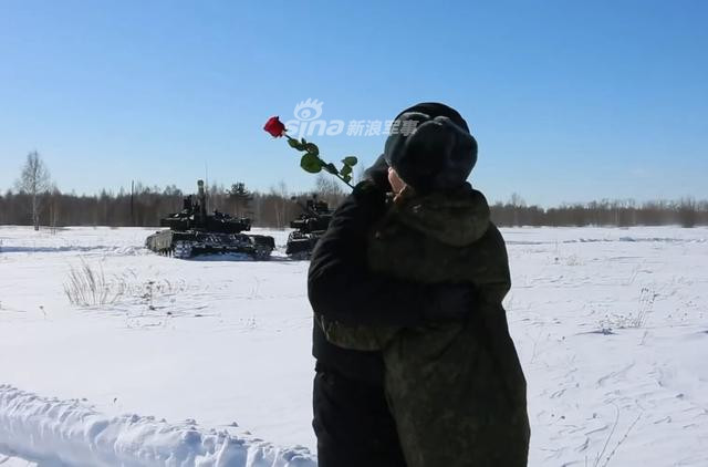 Cô gái hoàn toàn không có lý do gì để từ chối màn cầu hôn cực kỳ lãng mạn, công phu và cũng không kém phần hoành tráng này. Nguồn ảnh: Sina.