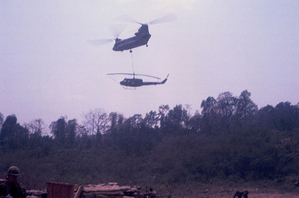 Trực thăng được cẩu lên trận địa bằng... trực thăng. Nguồn ảnh: Flickr.