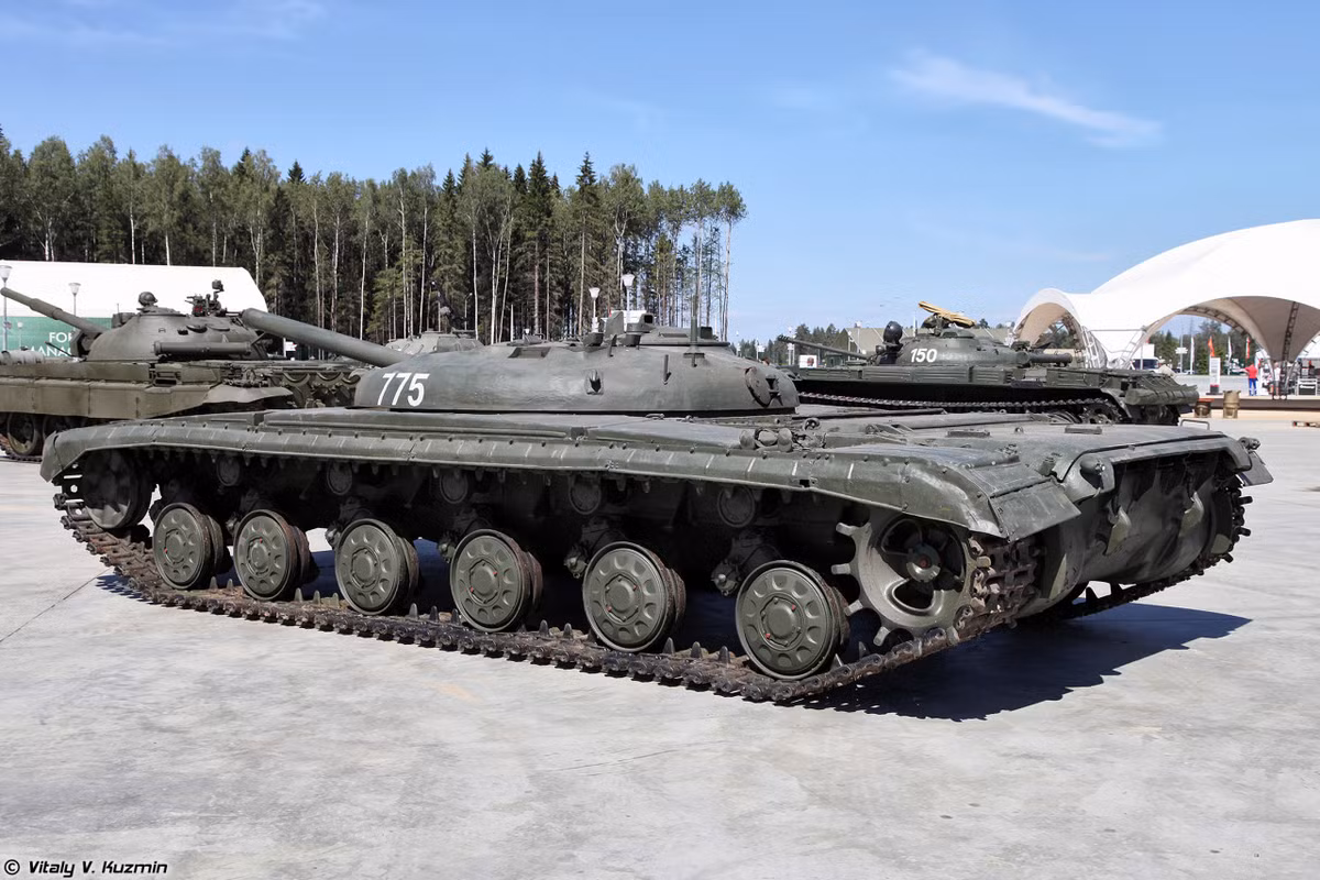 Xe được bọc giáp dày nhất lên tới 120mm, kèm theo đó là khẩu "pháo" chính thực chất chỉ được sử dụng vào nhiệm vụ phóng tên lửa có cỡ nòng 125mm. Nguồn ảnh: Vitaly Kuzmin