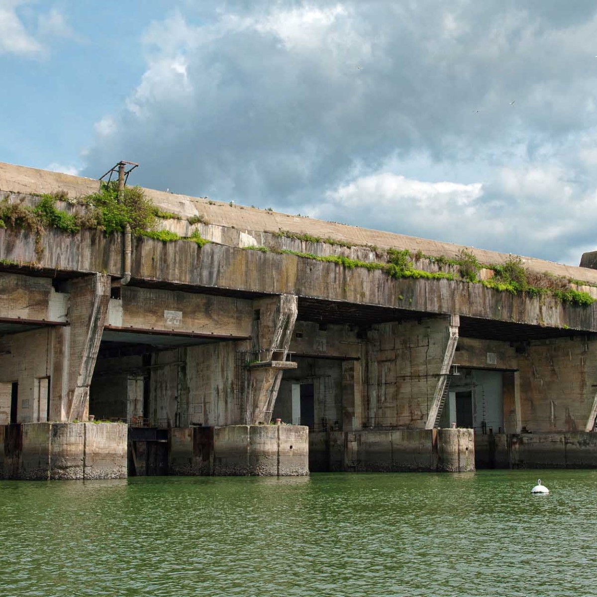 Thậm chí, sau khi thành phố này được trả lại về cho chính quyền Pháp, người Pháp vẫn tiếp tục sử dụng căn cứ tàu ngầm Keroman cho tới tận khoảng năm 1998 mới chính thức đóng cửa, không sử dụng nó vào mục đích quân sự nữa. Nguồn ảnh: Adviser.