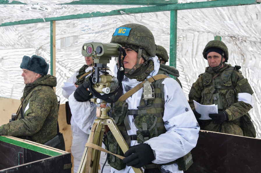 Trinh sát pháo binh Nga quan sát trận địa, không chỉ được trang bị cơ giới, lực lượng đổ bộ đường không Nga còn sở hữu các đơn vị pháo binh riêng. Nguồn ảnh: Milru.
