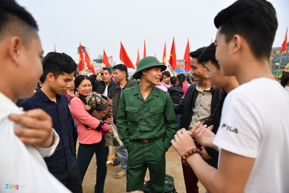 Đông đảo bạn bè người thân các chiến sĩ mới đã có mặt từ sớm để thăm hỏi.