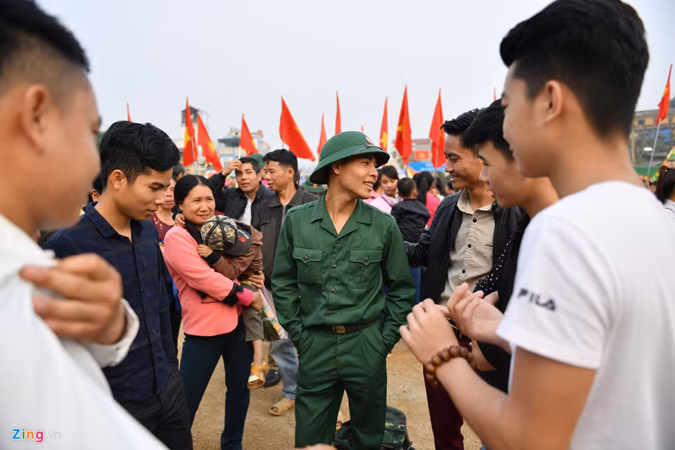 Đông đảo bạn bè người thân các chiến sĩ mới đã có mặt từ sớm để thăm hỏi.