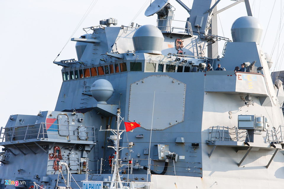 Cảm biến chính trên Wayne E.Meyer là radar AN/SPY-1D nâng cấp. Radar này được tối ưu hóa cho tác chiến hải quân nước xanh cũng như các khu vực gần bờ. AN/SPY-1D có thể phát hiện 100 mục tiêu cùng lúc ở cự ly gần 200 km.