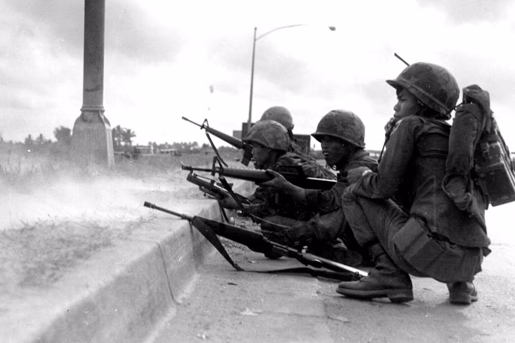 Tuy nhiên, đây lại chính là chủ ý của những nhà thiết kế súng đạn khi họ cho rằng, nếu nạn nhân bị dính viên đạn cỡ 5,56mm, anh ta sẽ bị thương và cần nhiều đồng đội trợ giúp, như vậy có nghĩa là nhiều người lính đối phương sẽ bị "loại khỏi cuộc chiến" trong lúc trợ giúp người thương binh kia. Điều này là hợp lý hơn so với việc tiêu diệt ngay lập tức mục tiêu. Nguồn ảnh: Vietnamwar.