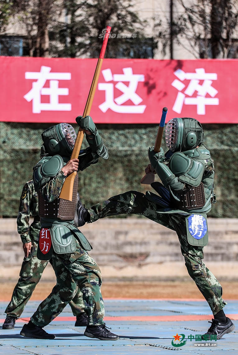 Cây gậy cận chiến của người lính được thiết kế giống như một khẩu súng trường với báng súng và nòng. Người lính có thể sử dụng mọi bộ phận trên cơ thể để tung đòn về phía đối phương. Nguồn ảnh: 81cn.