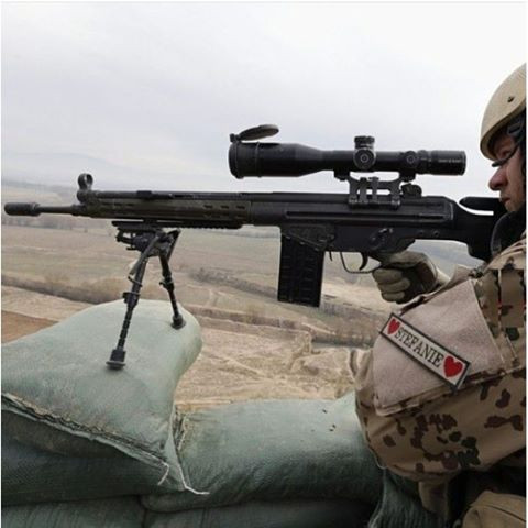 Ví dụ như khẩu H&amp;K G3 có tầm bắn hiệu quả khoảng 500 mét trở lại, gia tốc đầu đạn cao hơn cả khẩu AK-47, đạt 800 mét/giây nhưng lại có tốc độ bắn thấp hơn, chỉ khoảng tối đa 600 viên mỗi phút. Nguồn ảnh: Army.