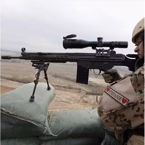 Ví dụ như khẩu H&amp;K G3 có tầm bắn hiệu quả khoảng 500 mét trở lại, gia tốc đầu đạn cao hơn cả khẩu AK-47, đạt 800 mét/giây nhưng lại có tốc độ bắn thấp hơn, chỉ khoảng tối đa 600 viên mỗi phút. Nguồn ảnh: Army.