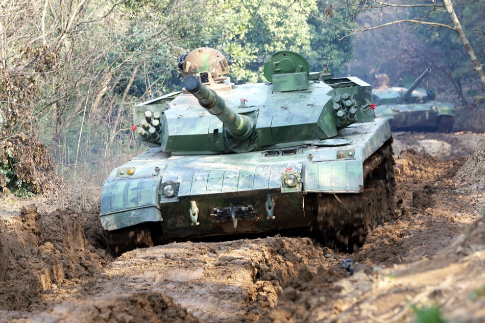 Có trọng lượng khoảng 42,8 tấn, xe tăng Type 96A của Trung Quốc được trang bị động cơ diesel công suất tổng cộng 800 mã lực, cho phép nó có khả năng vượt địa hình tương đối tốt. Nguồn ảnh: Sina.