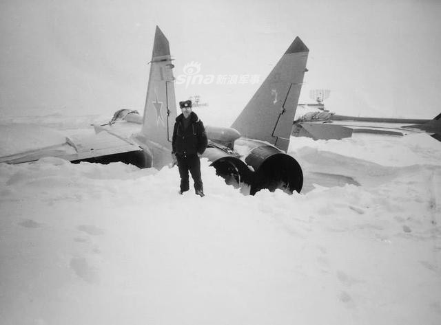 Những chiếc phi cơ này nếu không bị hỏng hóc cũng sẽ tốn nhiều giờ đồng hồ để được đào ra khỏi đống tuyết. Nguồn ảnh: Sina.