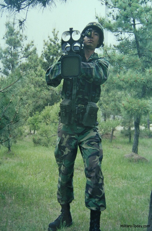 Trên chiến trường Việt Nam, những mẫu M202 được chuyển qua cho quân đội ngụy Sài Gòn từ khoảng những năm 1971 và 1972. Những mẫu hỏa tiễn này ban đầu được gắn tên là XM202. Tiền tố "X" ở trước tên của nó đồng nghĩa với việc những loại hỏa tiễn này chỉ là bản thử nghiệm. Nguồn ảnh: Military.