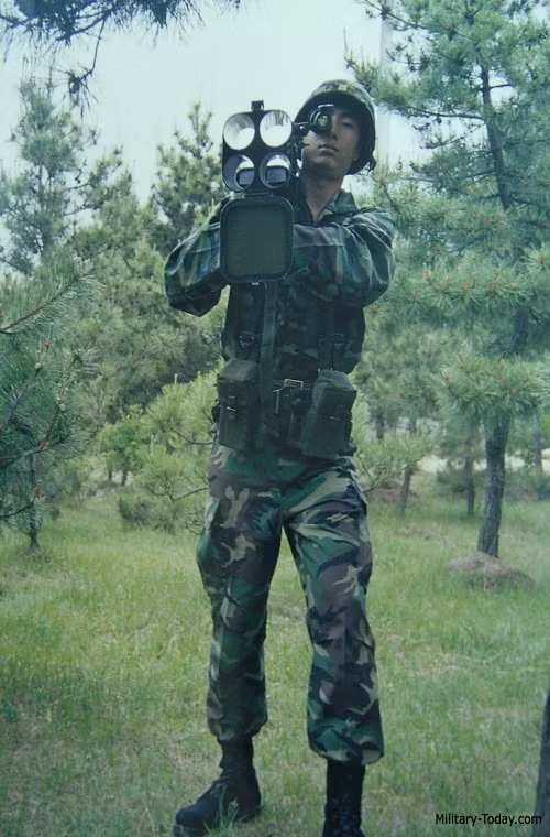 Trên chiến trường Việt Nam, những mẫu M202 được chuyển qua cho quân đội ngụy Sài Gòn từ khoảng những năm 1971 và 1972. Những mẫu hỏa tiễn này ban đầu được gắn tên là XM202. Tiền tố "X" ở trước tên của nó đồng nghĩa với việc những loại hỏa tiễn này chỉ là bản thử nghiệm. Nguồn ảnh: Military.